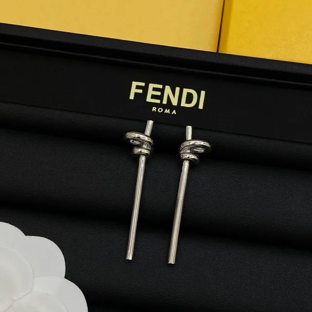 Boucles d'oreilles Fendi Or Argent Motif Nœud Style Post 5