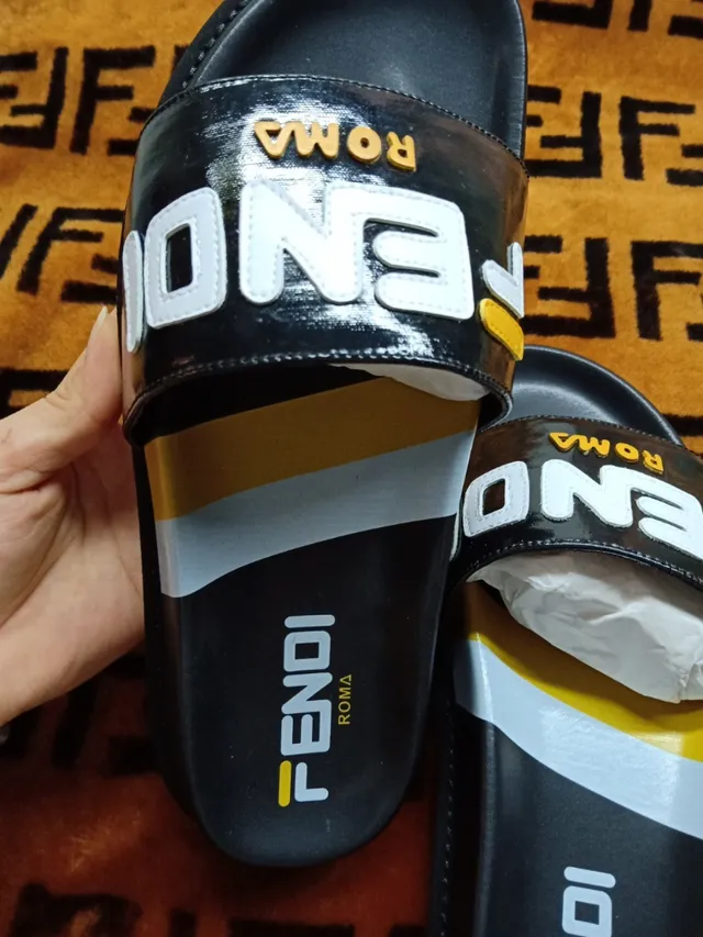 Fendi Roma alça com logotipo rasteiras pretas 2