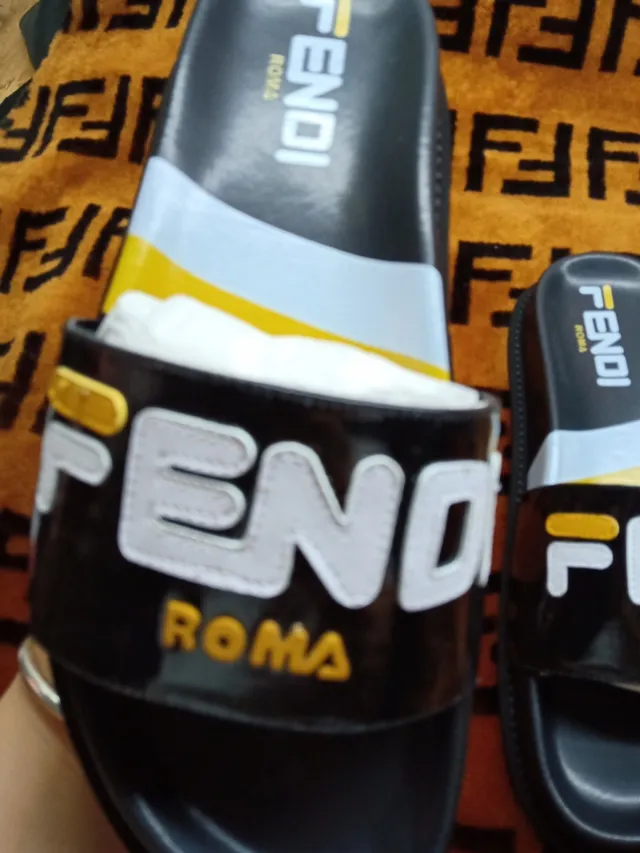 Fendi Roma alça com logotipo rasteiras pretas 3