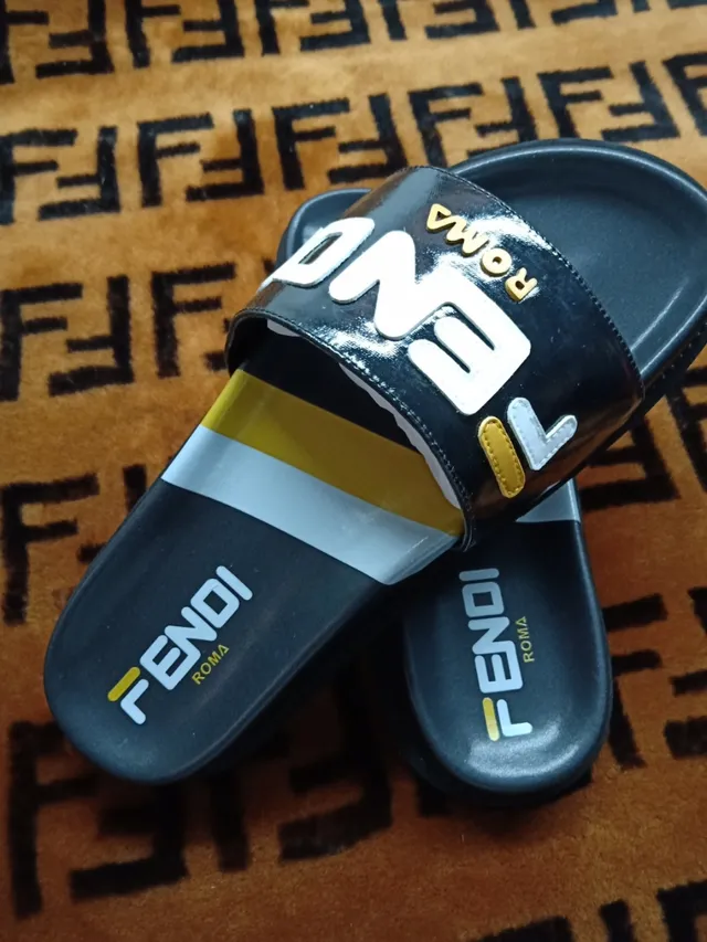 Fendi Roma alça com logotipo rasteiras pretas 4