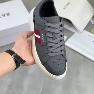 Bally Lifestyle Sneaker رمادي أحمر جلد علوي أصابع مثقوبة Lifestyle Sneakers