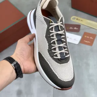 Sneaker lifestyle com upper híbrido knit-mesh em bege e cinza