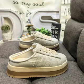Tênis casual de lona bege com plataforma mule slip-on