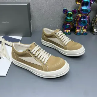 Tênis lifestyle bege branco com upper de canvas e painel de contraste em forma de V