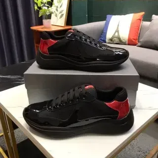 Sneakers lifestyle negro y rojo con acento patent