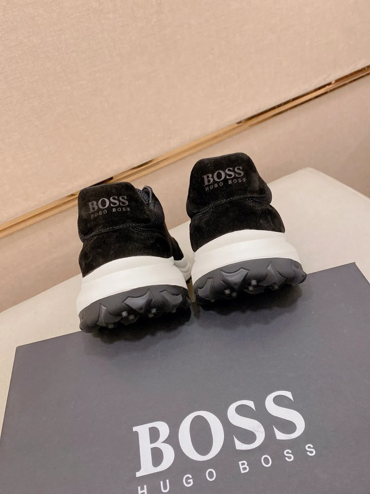 Black and White Mixed-Material Lifestyle Sneaker 8