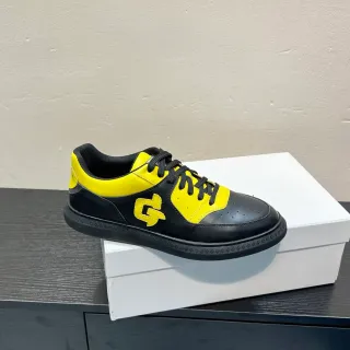 Zapatilla negra y amarilla con logo panelado
