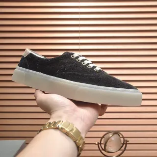 Tênis pretos e bege low-top com upper texturizado de canvas