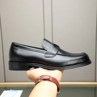 黑色鳄鱼纹皮革带乐福鞋