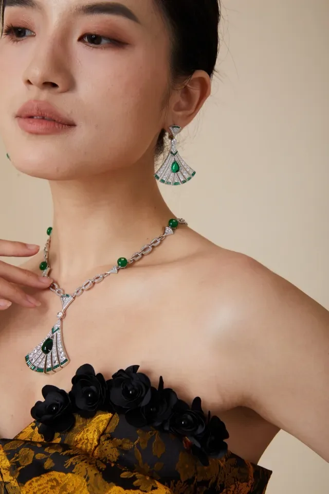 Black Gold Fan-Motif Emerald-and-Diamond Necklace 3