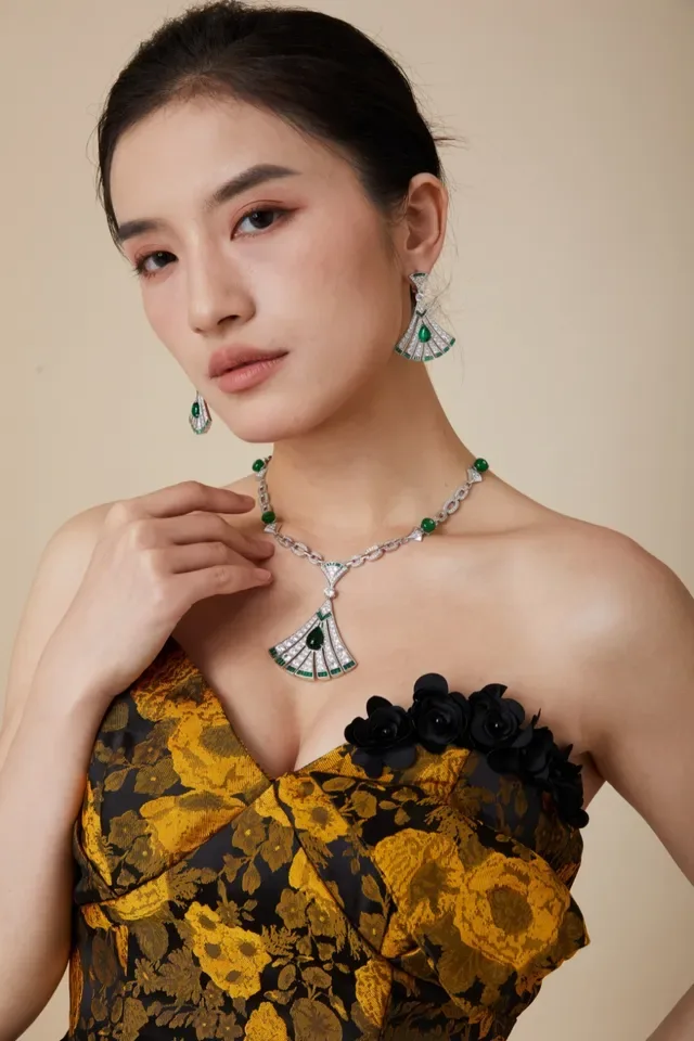 Black Gold Fan-Motif Emerald-and-Diamond Necklace 7