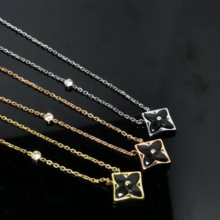 Collier Pendentif Carré Or Noir Émail Fleur