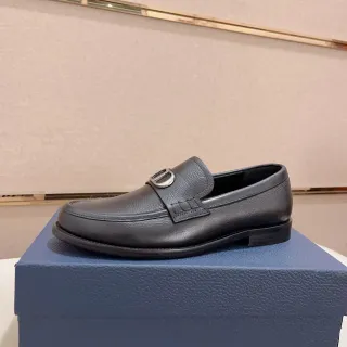黑色粒面皮革扣带乐福鞋