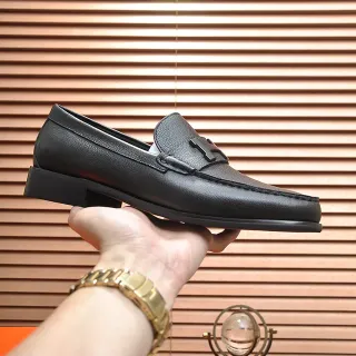 黑色粒面皮革 H 扣乐福鞋