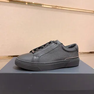 Tênis lifestyle preto de couro grainado com plataforma