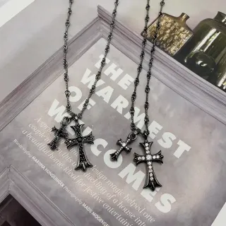 Colar com pingente de cruz de metal oxidado preto e prata