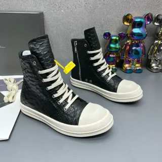 Tênis lifestyle de couro preto e branco com textura de croc embossado high-top