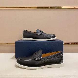 Loafer à Penny Strap en cuir pebble noir et blanc