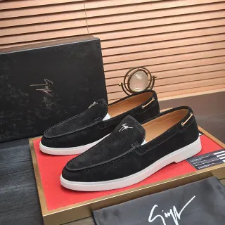 Mocassin en daim noir et blanc avec semelle en caoutchouc
