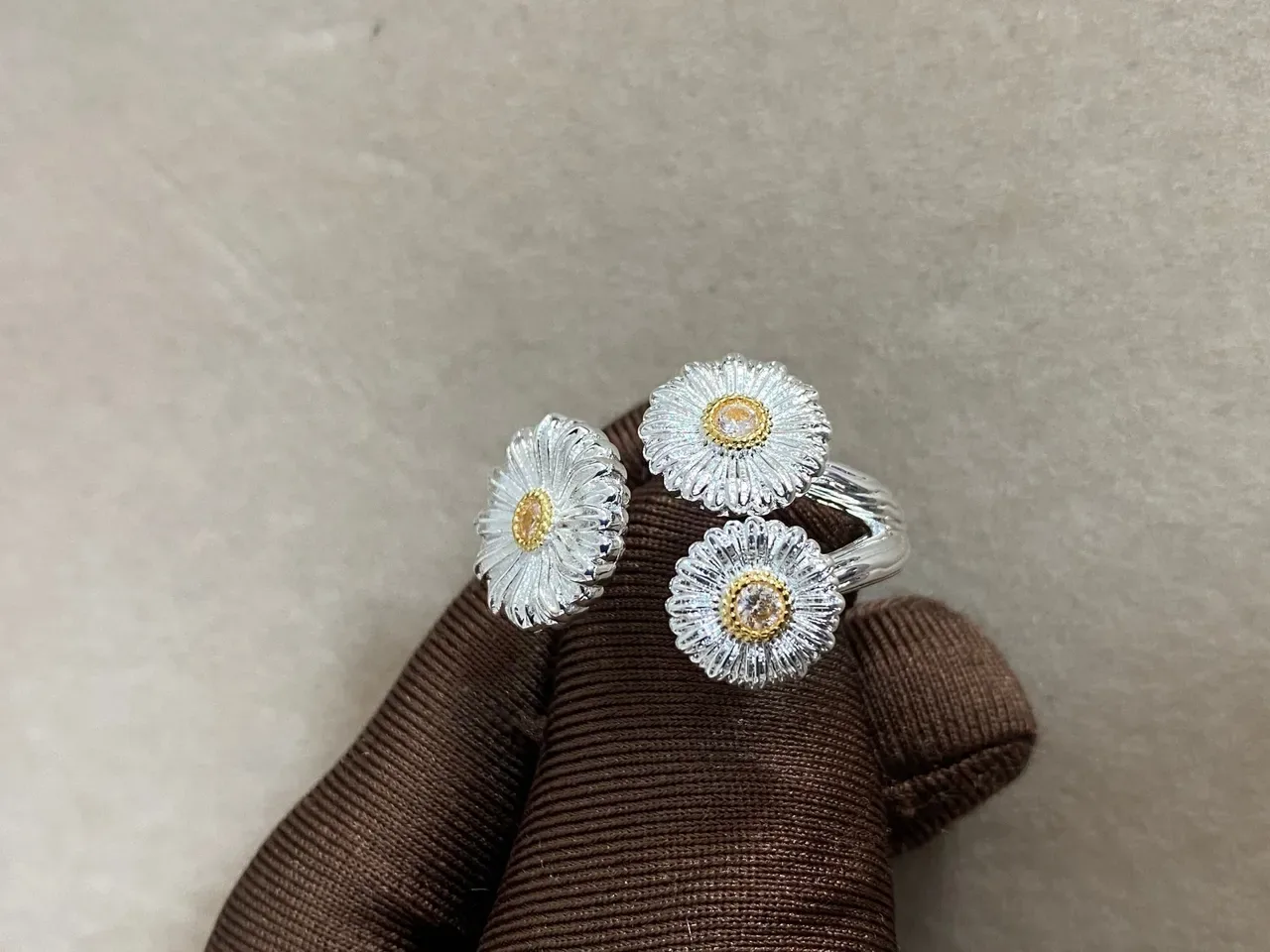 Blossoms Silver Gold Three Daisy Motifs Textured Petal Relief Ring 8