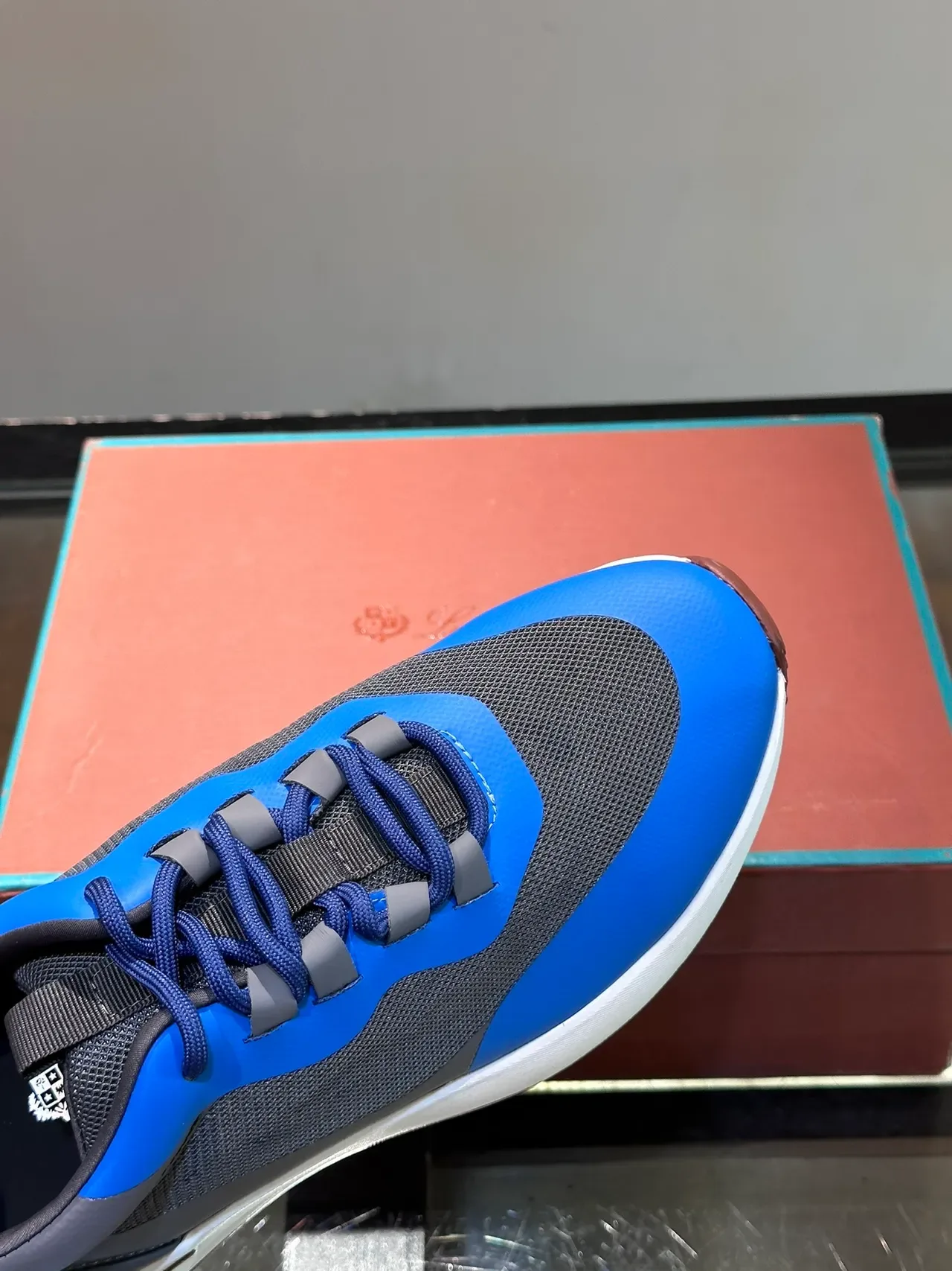 Blue and Gray Color-Blocked Mesh-Synthetic Hybrid Low-Top Sneakers 3
