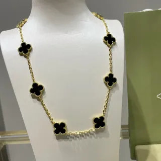 Collier à Chaîne Bleu et Or avec Cinq Pendants en Forme de Trèfle