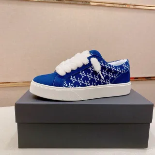 Tênis com upper de camurça azul branco com strap fluffy