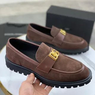 भूरा सोने का सुड और लेदर टू टोन लोगो बकल लोफर