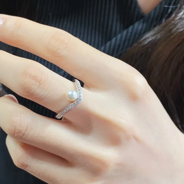 CHAUMET V-Shaped Pavé Diamond and Pearl Ring 9