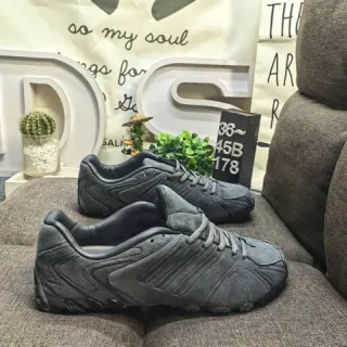 Sneakers Lifestyle de cinza escuro com upper texturizado e midsole esculpido
