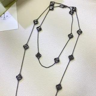 Colar de corrente longa com motivo floral de quatro folhas metálico escuro