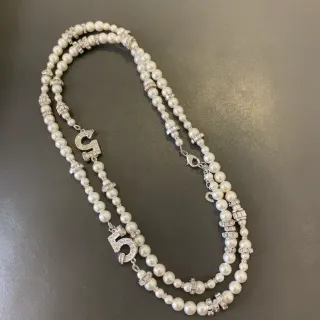 Collier double chaîne perles et cristals avec charm numérique