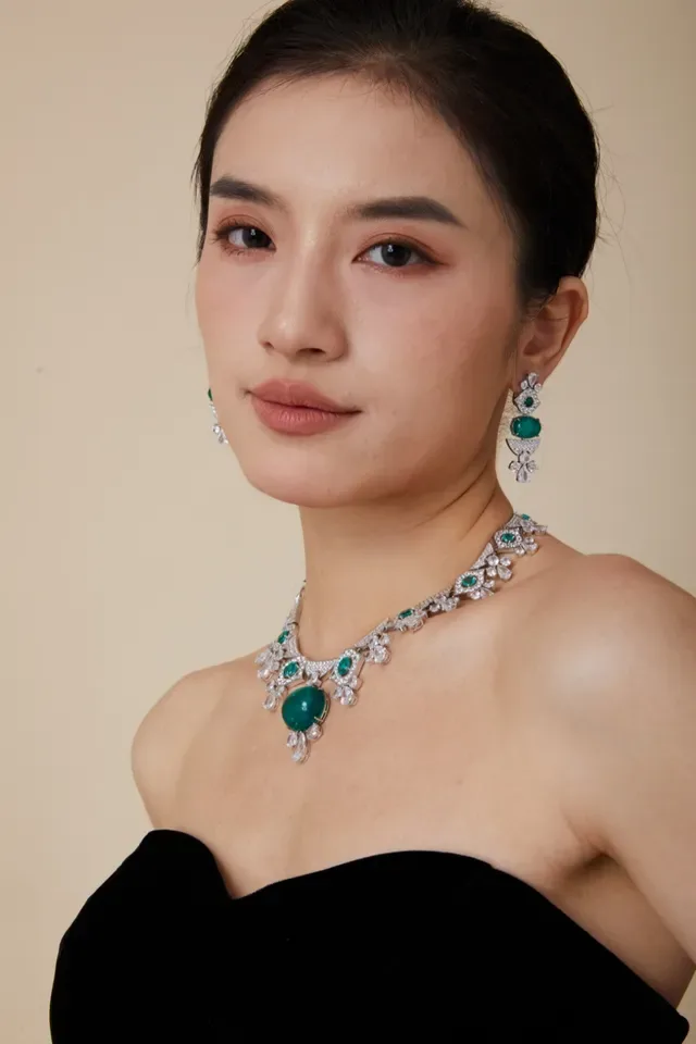 Emerald and Diamond Floral-Geometric Collar Necklace 5