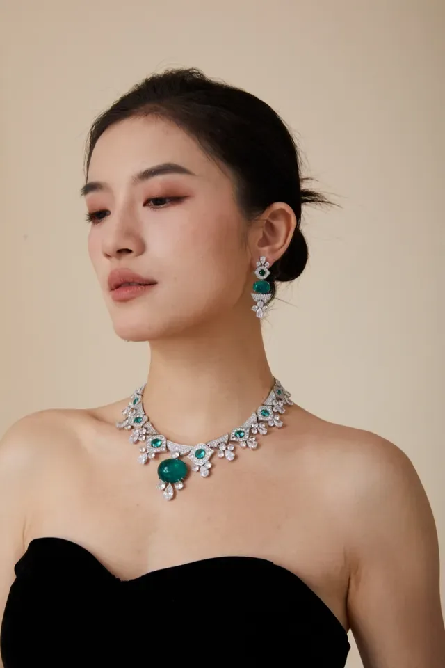 Emerald and Diamond Floral-Geometric Collar Necklace 6