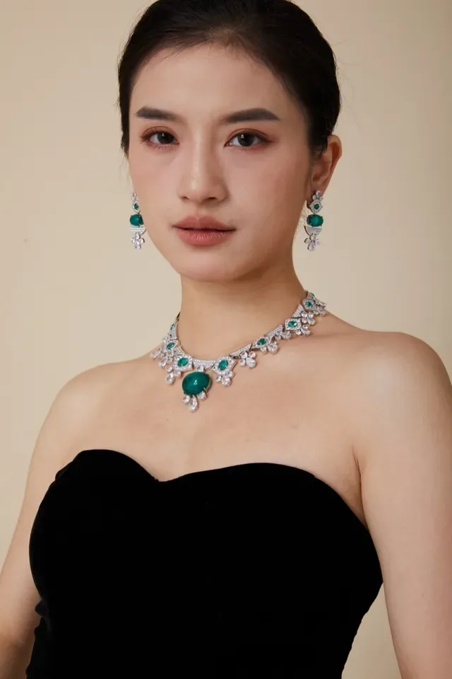 Emerald and Diamond Floral-Geometric Collar Necklace 8