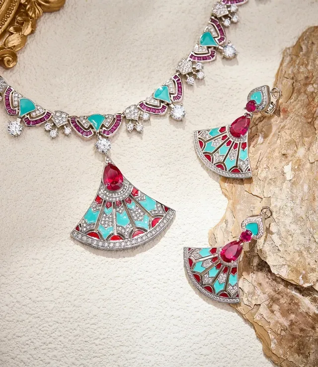 Fan-Pendant Gemstone-Inlaid Geometric Necklace 3