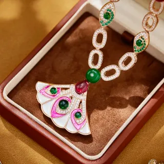 Colar com pingante de esmalte e gemas em forma de leque