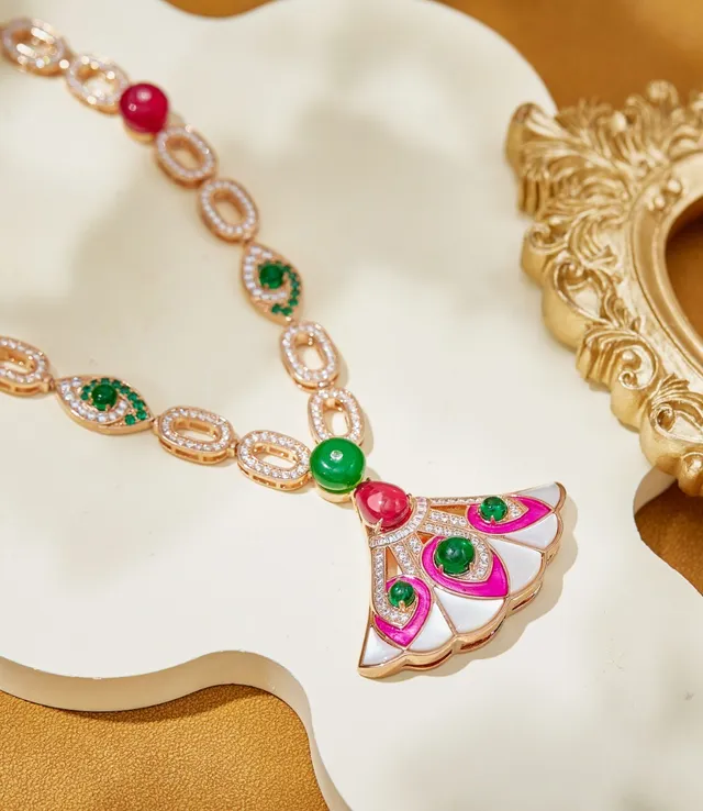 Fan-Shaped Enamel and Gemstone Pendant Necklace 3