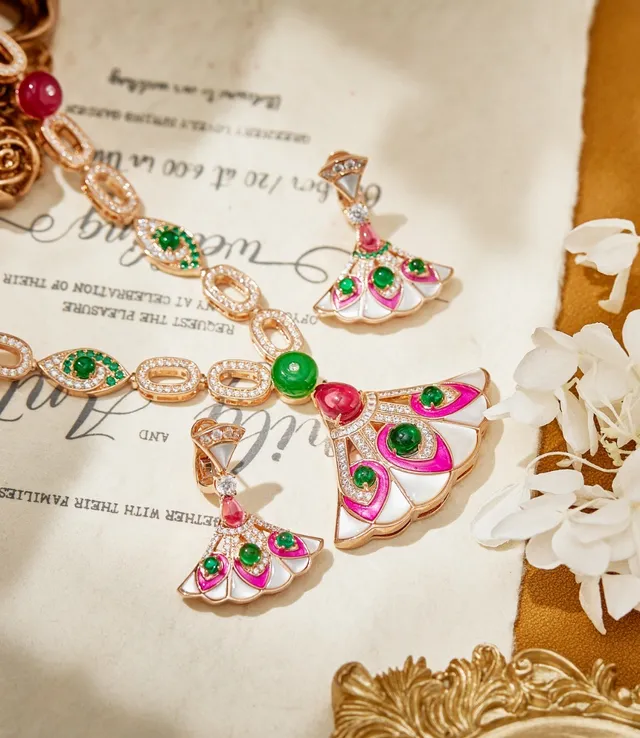 Fan-Shaped Enamel and Gemstone Pendant Necklace 4