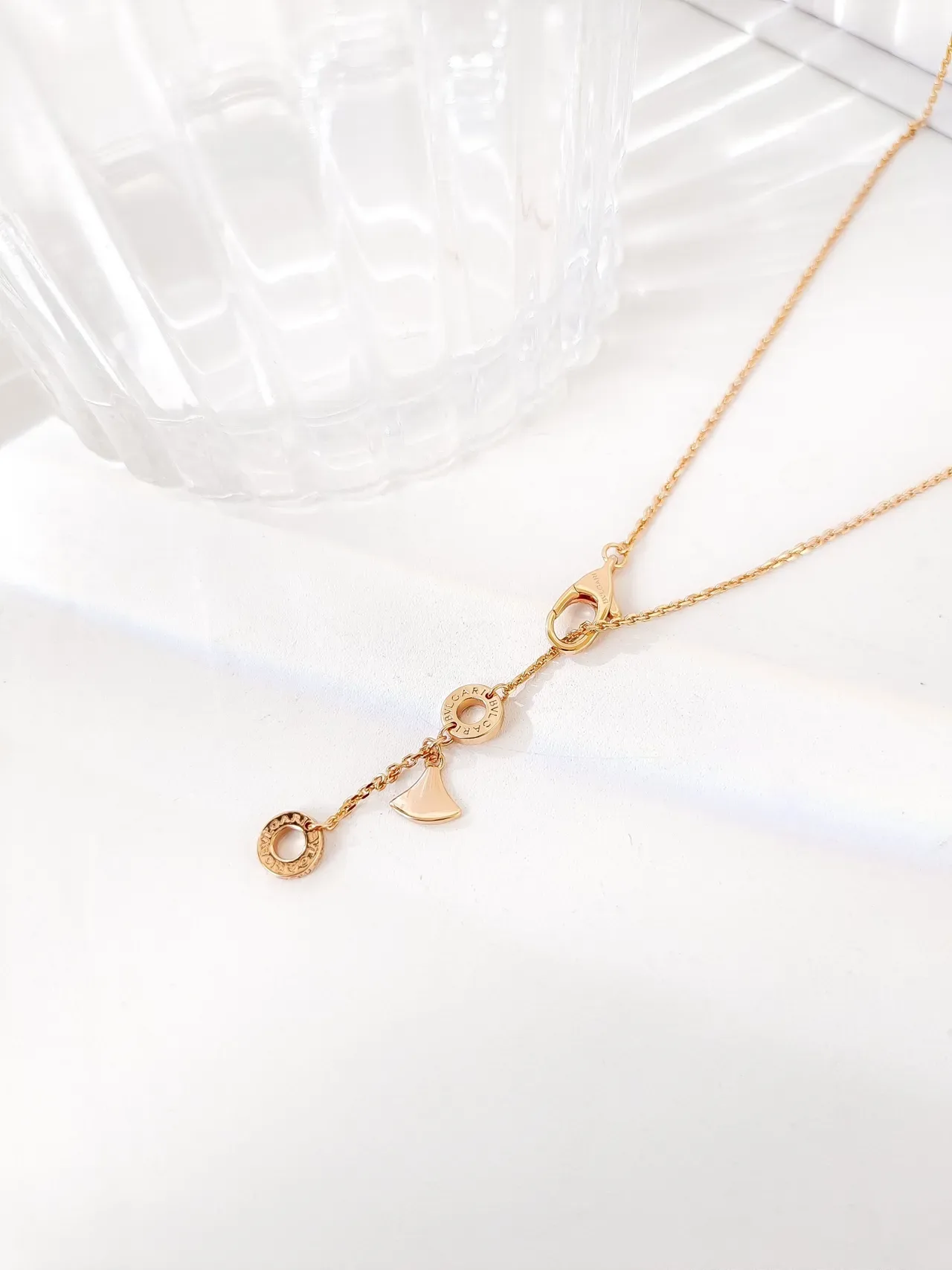 Collier pendentif en forme d'éventail de pierre rose et nacre 2