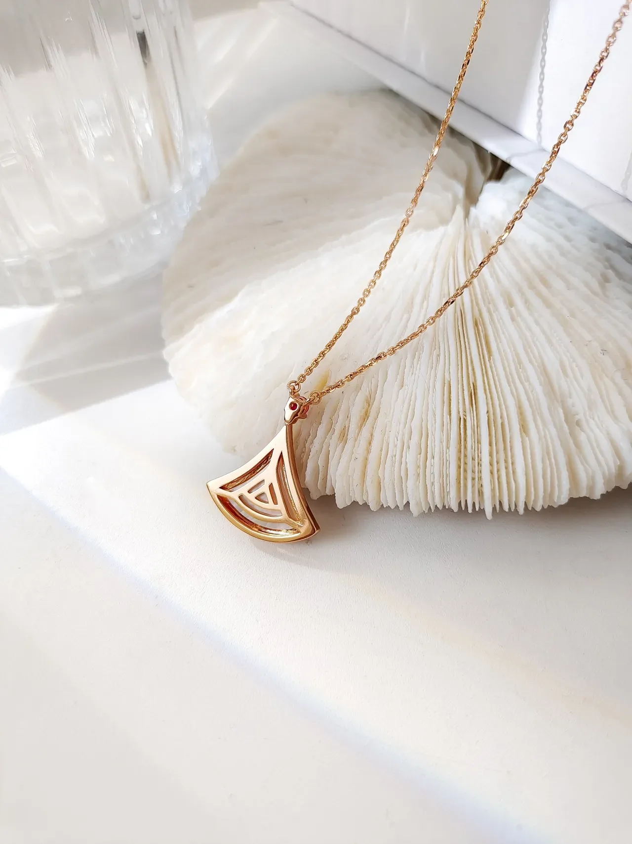 Collier pendentif en forme d'éventail de pierre rose et nacre 3