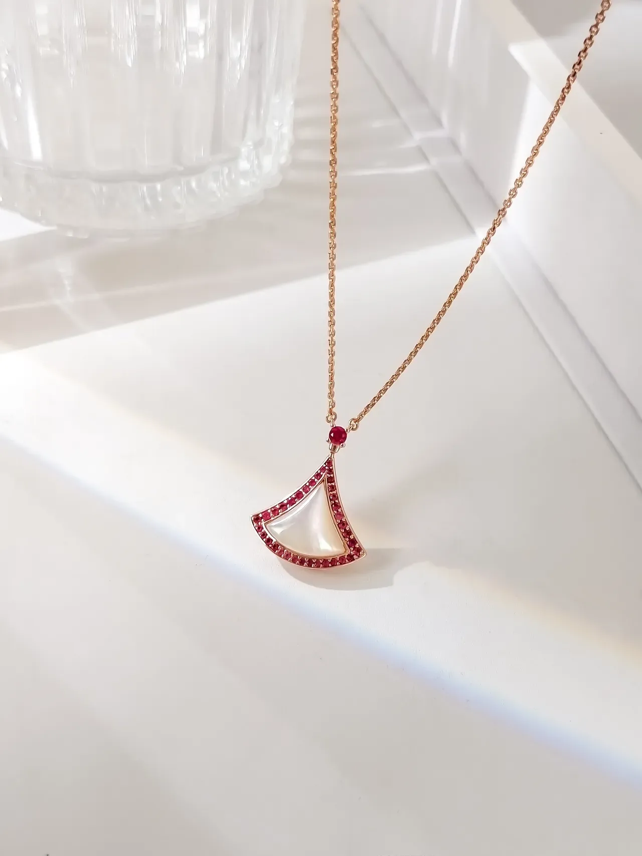 Collier pendentif en forme d'éventail de pierre rose et nacre 4