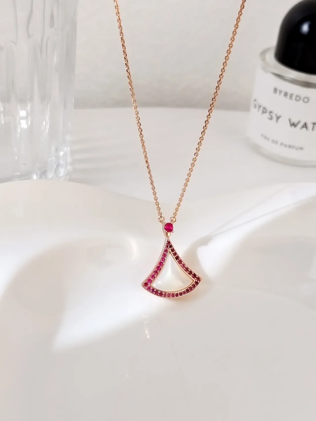 Collier pendentif en forme d'éventail de pierre rose et nacre 5