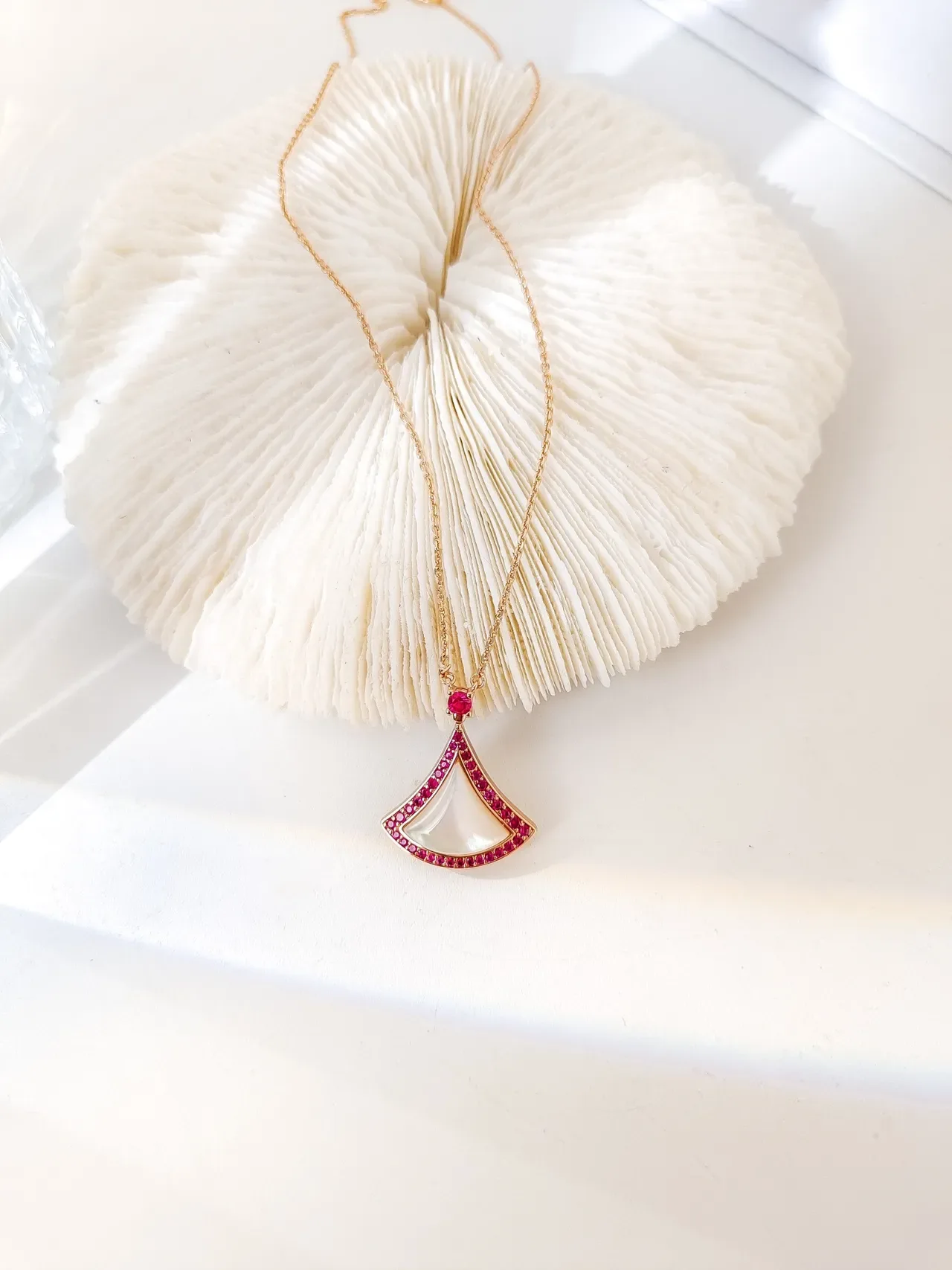 Collier pendentif en forme d'éventail de pierre rose et nacre 7