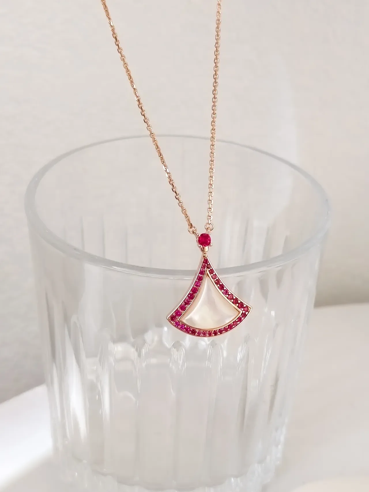 Collier pendentif en forme d'éventail de pierre rose et nacre 8