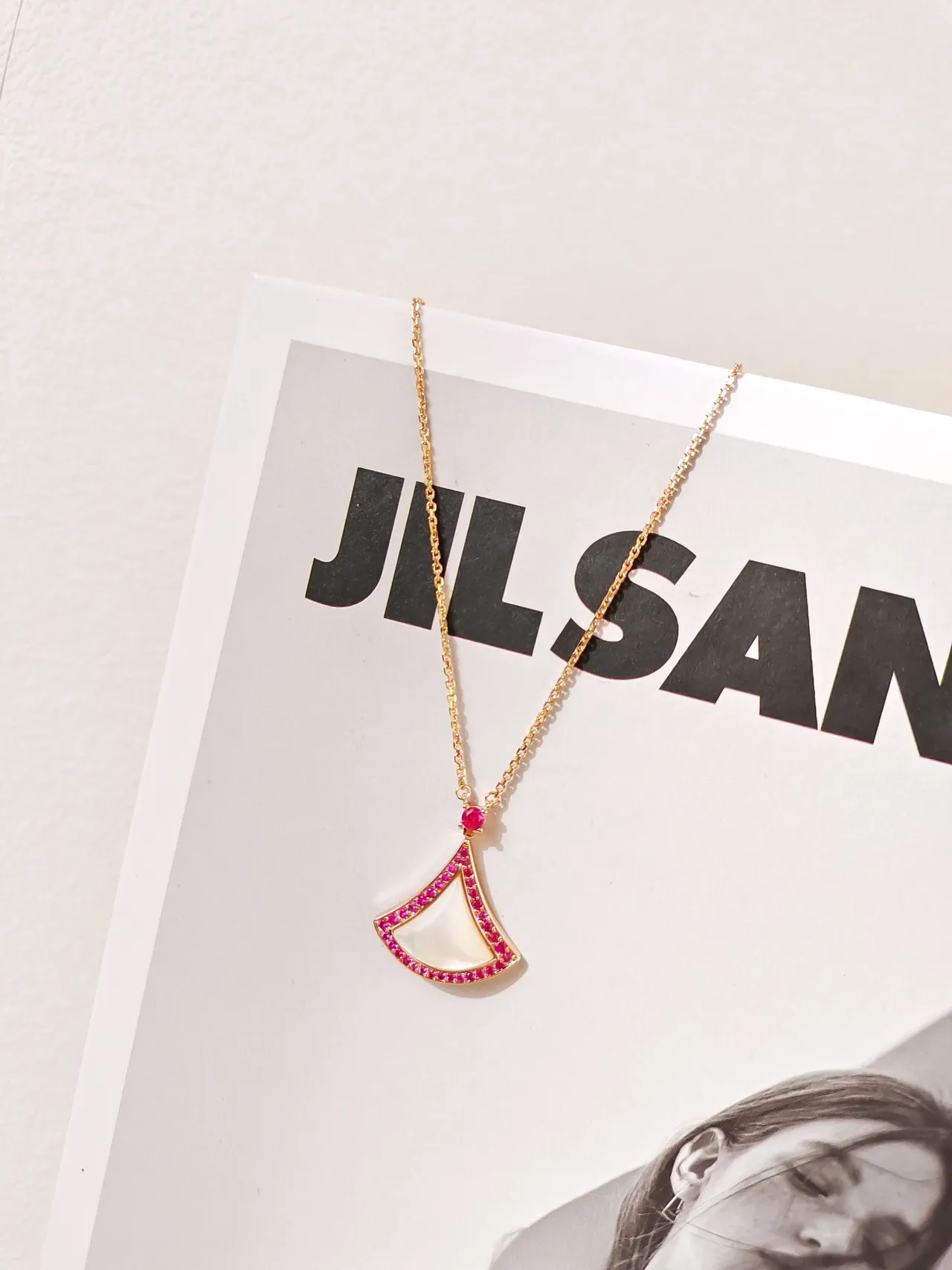 Collier pendentif en forme d'éventail de pierre rose et nacre 9