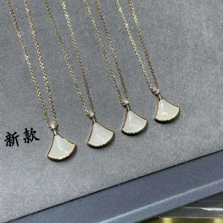 Colliers pendentifs en forme d'éventail avec incrustations blanches en ton doré
