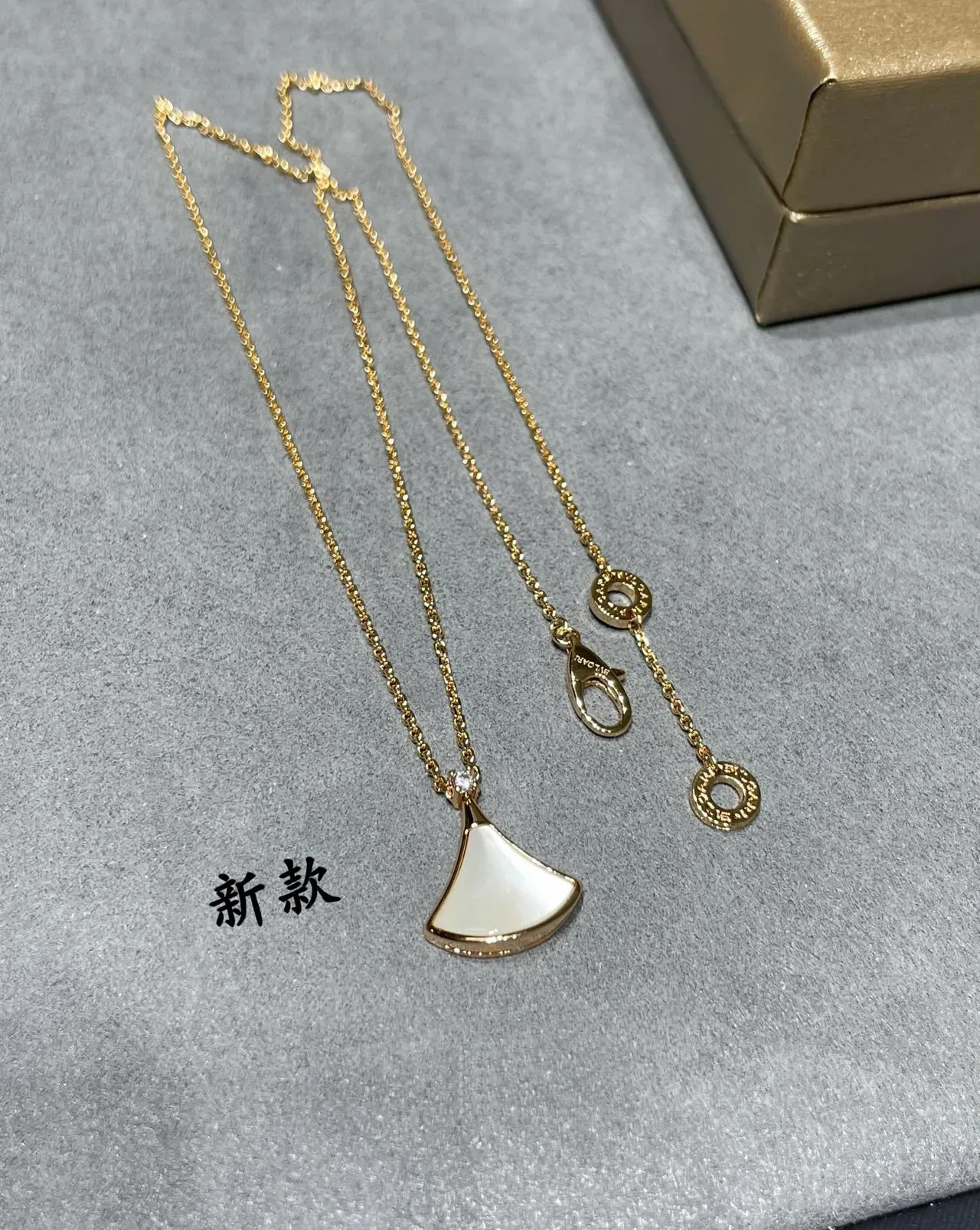 Fan-Shaped White Inlay Gold-Tone Pendant Necklaces 3