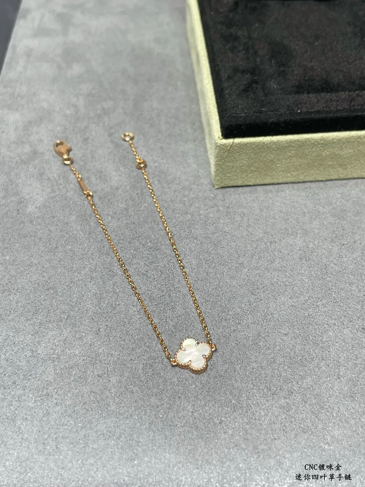 Four-Leaf Clover Bracelet Gold White Pendant Fine Link Chain Bracelet 3
