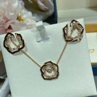Colliers pendentifs or et argent filigrane florale pavé cristal